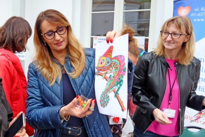 Wiceprezydent Warszawy Renata Kaznowska prezentuje jedną z prac konkursowych