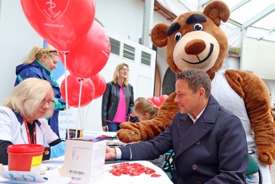 Prezydent Rafał Trzaskowski podczas badań pomiaru cukru na stoisku SPZZLO Warszawa-Żoliborz