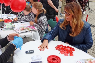 Wiceprezydent Renata Kaznowska podczas badań pomiaru cukru na stoisku SPZZLO Warszawa-Żoliborz