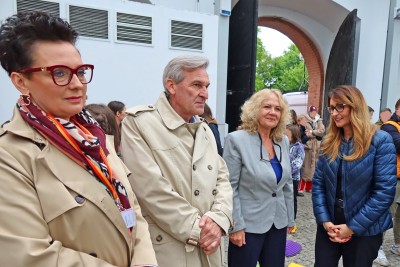 Dyrektor Małgorzata Zaława-Dąbrowska z wiceprezydentem Renatą Kaznowską oraz burmistrzem i wiceburmistrzem Żoliborza na tle stoiska SPZZLO Warszawa-Żoliborz