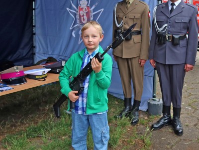 piknik rodzinny, namiot SPZZLO Warszawa-Żoliborz, chłopiec z karabinem