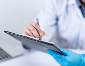 lekarz wypisuje receptę